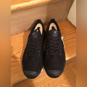 Cariuma sustainable comfort cotton black sneakers